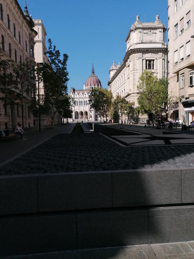 Next Door * Budapeste
