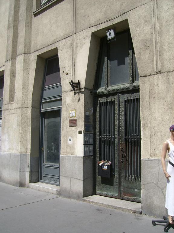 Apartament Next Door *